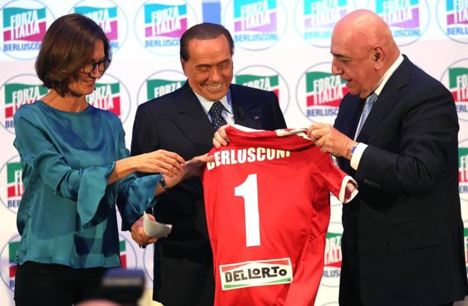 Il dono per il nuovo patron del Monza: è la maglia ufficiale brianzola con il numero 1 e il nome “Berlusconi”. ANSA